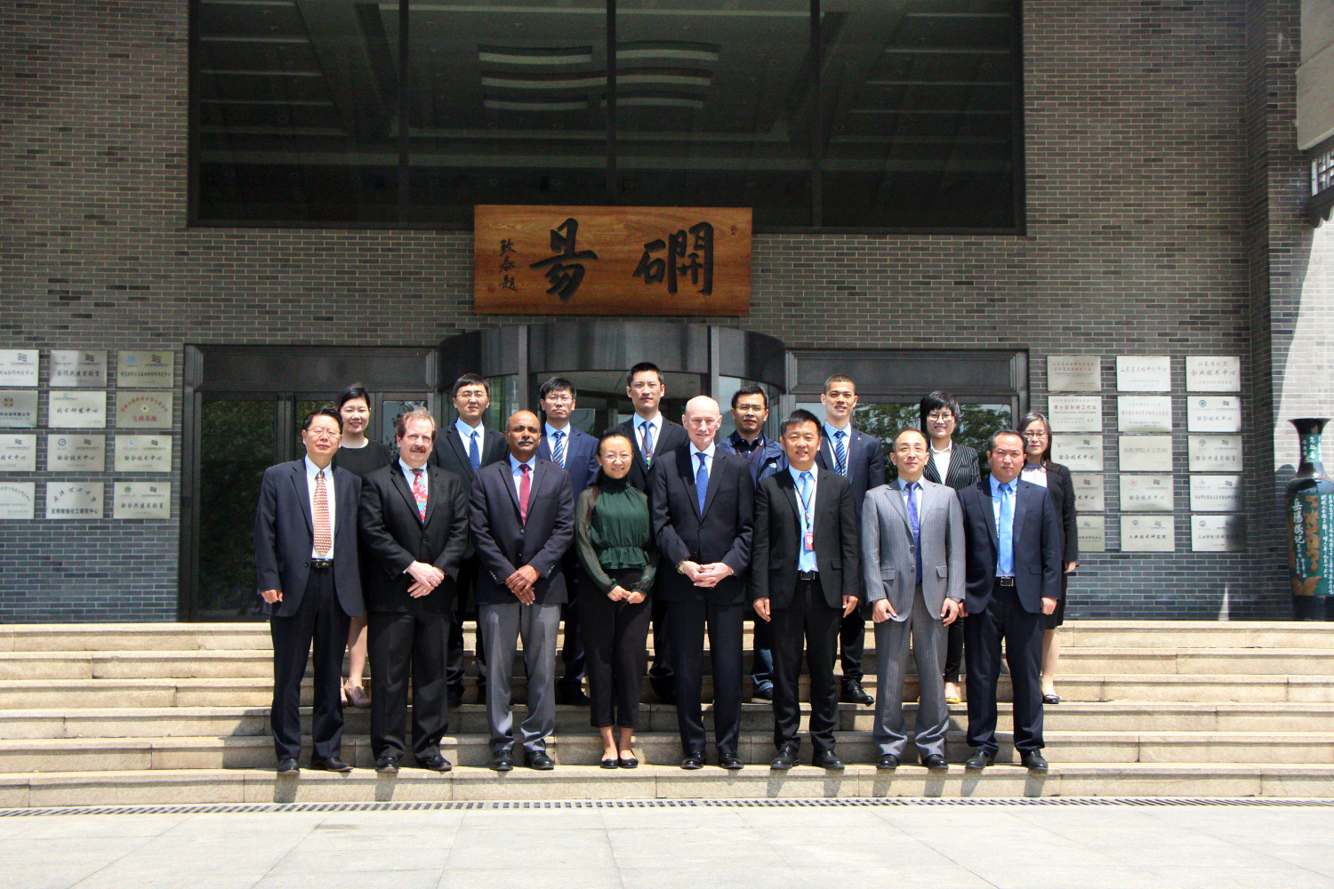 研究院门口合影.jpg